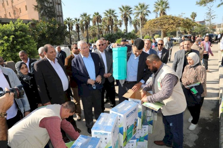 القصير يسلم جرارات للمزارعين والجمعيات في اطار مبادرة حياة كريمة