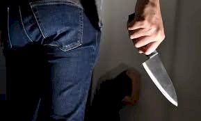 طلب منهم الابتعاد من امام المحل مزقواجسده بالطواة