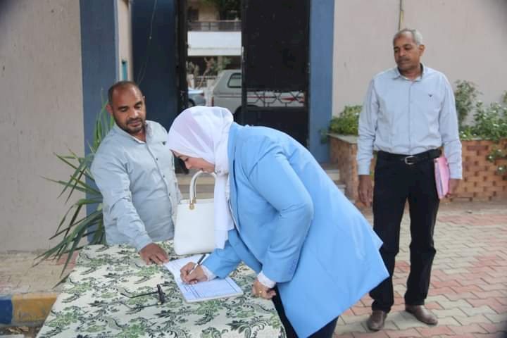 مدير تعليمية قنا تتابع جاهزية مدرسة الحميدات الابتدائية للانتخابات الرئاسية
