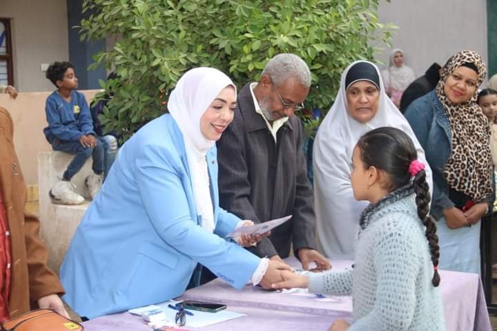 تعليمية قنا تكرم ١٠٠ طالب وطالبة من حفظة القرآن الكريم والمتفوقين علميا بمدرسة الحميدات الابتدائية 