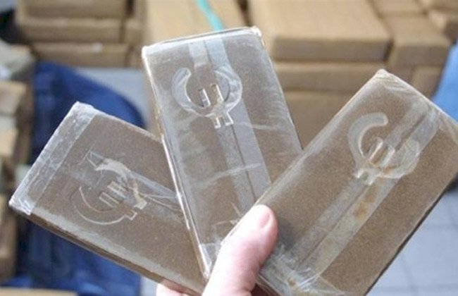 اسلحة ومخدرات بثلاثة محافظات