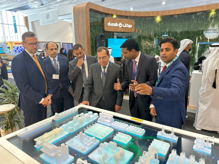 جولة لوزير البترول في جناح شركات الحلول الرقمية لخفض الانبعاثات بقمة مناخ دبي