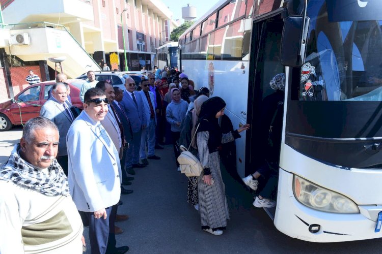 لليوم الثاني علي التوالي.. رئيس جامعة سوهاج يتابع نقل الحشود الغفيرة من الطلاب لمقار لجانهم للتصويت بالانتخابات الرئاسية