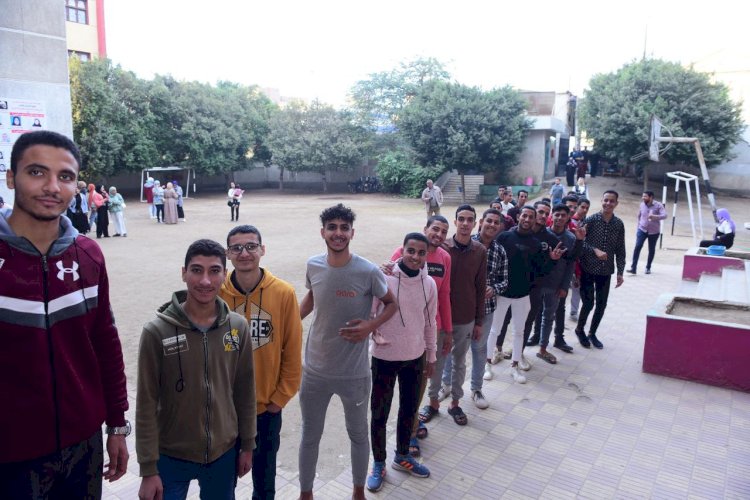 حشود كبيرة في جامعة المنيا تتوجه إلى اللجان الانتخابية للتصويت في الانتخابات الرئاسية