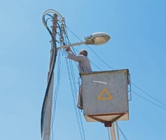 خلع عمود انارة سموحة بالتنسيق مع الحي