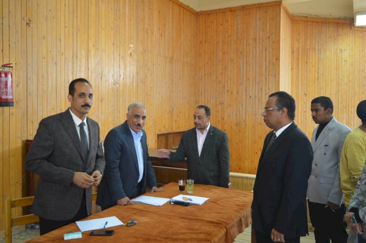 د. محمد رشدى يتابع امتحانات الشفهي لطلاب "حقوق جنوب الوادى"