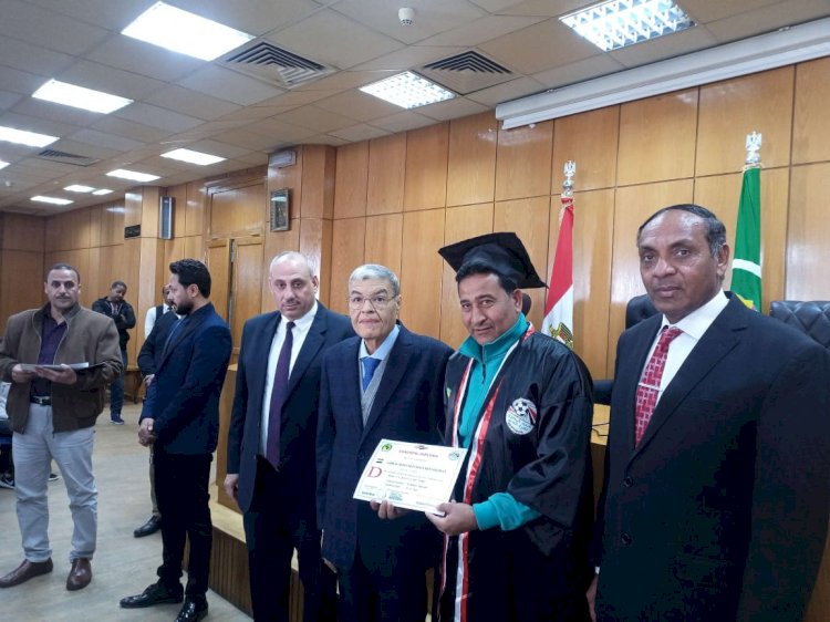 محافظ المنيا يسلم الرخصة الافريقية D لمدربي كرة القدم