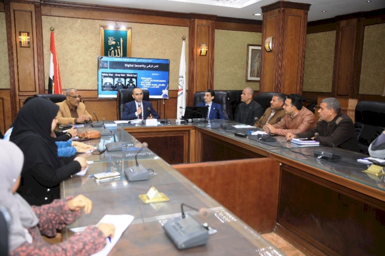 القاضي يفتتح برنامج الدورة التدريبية" بيئة أمنة مؤسسية"