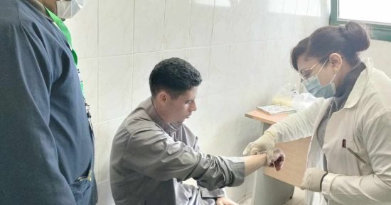 توقيع الكشف الطبي بالمجان على 1628 خلال قافلة طبية بمركز المنيا