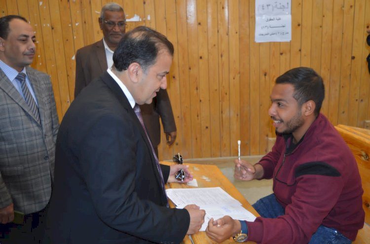 رئيس جامعة جنوب الوادى يتفقد امتحانات نصف العام بكلية الحقوق فى يومها الأول