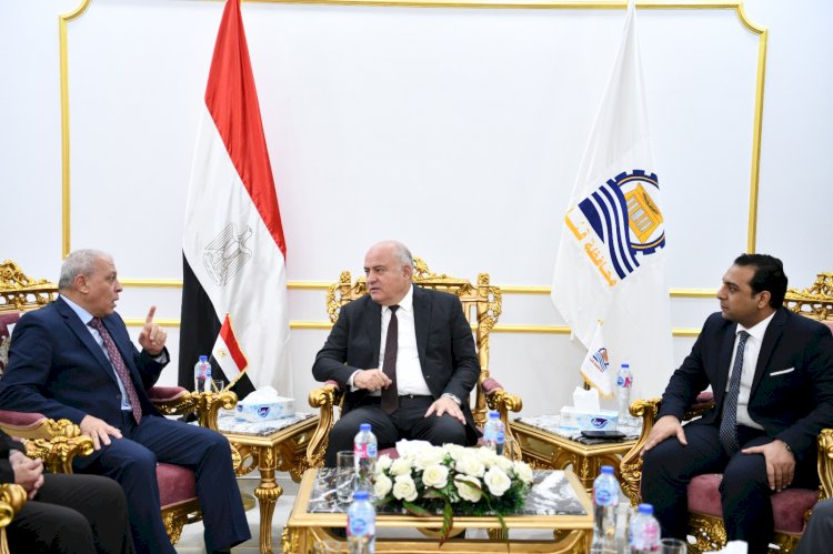 محافظ قنا ورئيس هيئة تنمية الصعيد يوقعان برتوكول تعاون لإدارة المجمع الصناعي الحرفي بقرية الكرنك