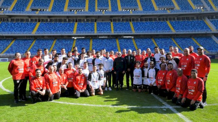 بالصور السيسي يشجع المنتخب ويداعب محمود كهربا ويقبل هدية صلاح