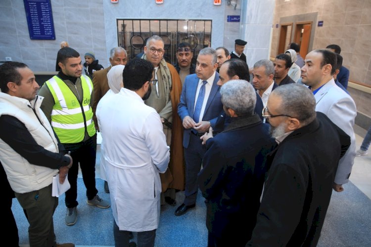 محافظ سوهاج يتفقد مشروعات "حياة كريمة" بقرية الغريزات