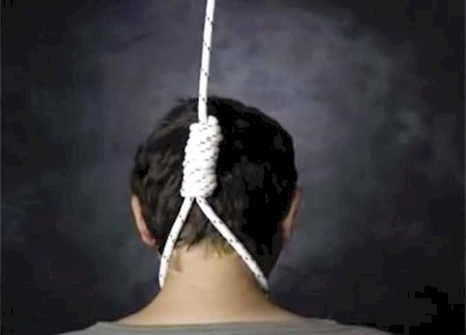 عامل ينهي حياته شنقا داخل منزله في المنيا