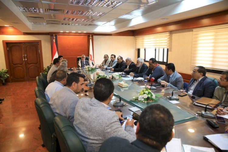 الفقي يناقش الموقف التنفيذي لمشروعي كورنيش اخميم والكرنيش الغربي