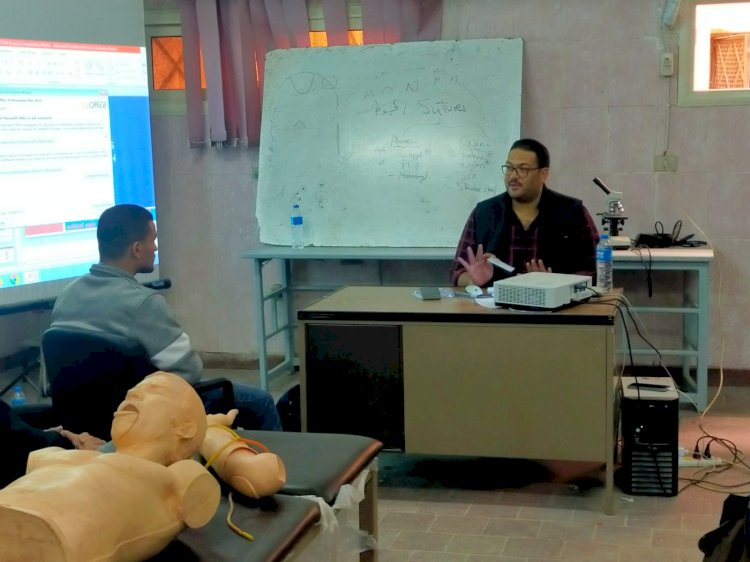 كلية الطب البشري بسوهاج تنظم دوره تدريبية للطلاب عن الإسعافات الأولية
