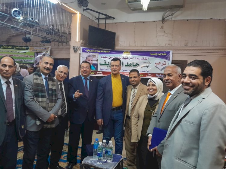 تكريم قاصد من نقابة المعلمين بقنا لجهوده في الانتخابات الرئاسية