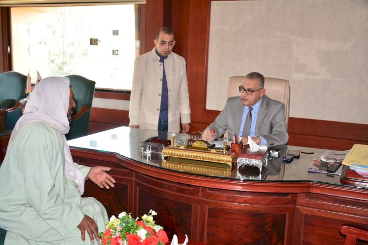 الفقي يحل مشاكل السوهاجيين في اللقاء الجماهيري