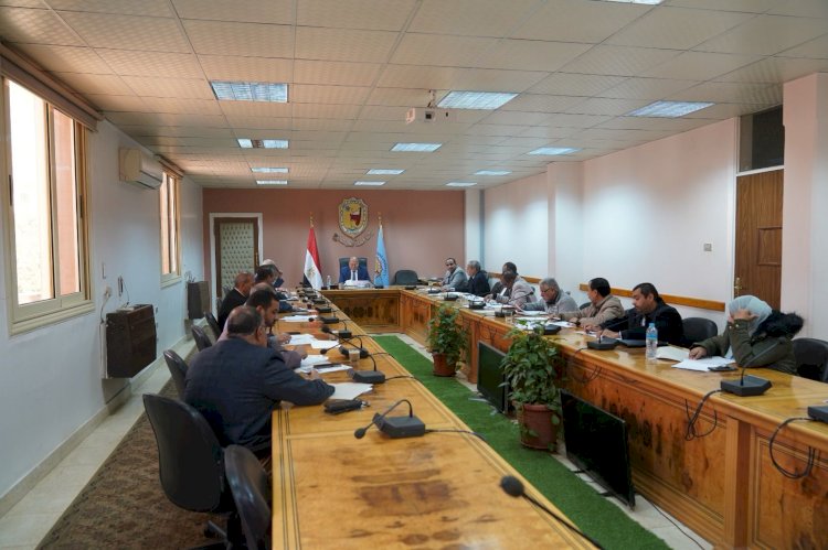 رئيس جامعة سوهاج يترأس الإجتماع الدوري للجنة المنشآت ويوجه بالمتابعة المستمرة للمشروعات الجديدة القائمة 