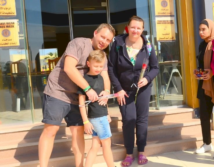 سياحة البحر الأحمر توزع الورود على  المصريين والأجانب  في 25  يناير