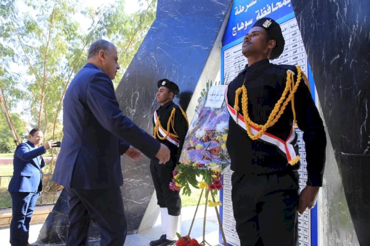 الفقي وشرباش يضعان اكاليل الزهور علي النصب التذكاري لشهداء الشرطة