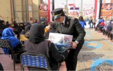 الشرطة توجه قوافل انسانية لتوزيع الهدايا علي المواطنين
