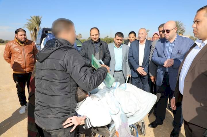محافظ بني سويف يستمع لاسرة معاق