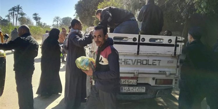 توزيع 7 آلاف و50 شنطة سلع ضمن "خفض الأسعار" بملوى وديرمواس فى المنيا