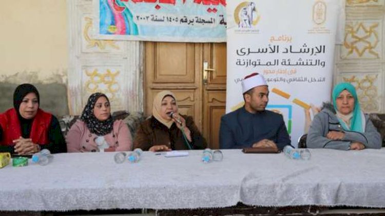 محافظ المنيا يتابع جهود القومي للمرأة.. ندوات لبرنامج الإرشاد الأسري والتنشئة المتوازنة بمركزى ملوى وديرمواس