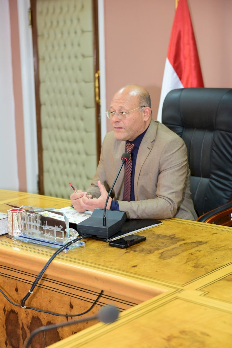 رئيس جامعة سوهاج يكرم فريق عمل التصنيف الدولي للجامعات المستدامة لعام ٢٠٢٣