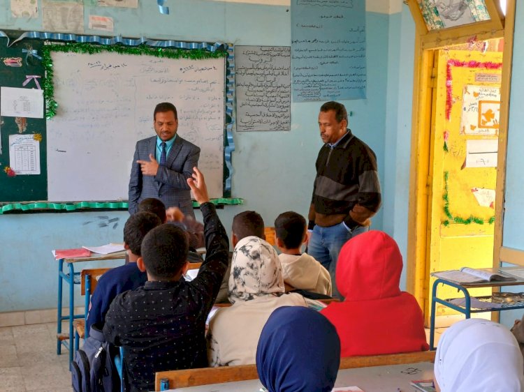 خلال جولاته على مدارس أبوتشت قاصد:تفعيل الغياب الإلكتروني ومجموعات الدعم المدرسي