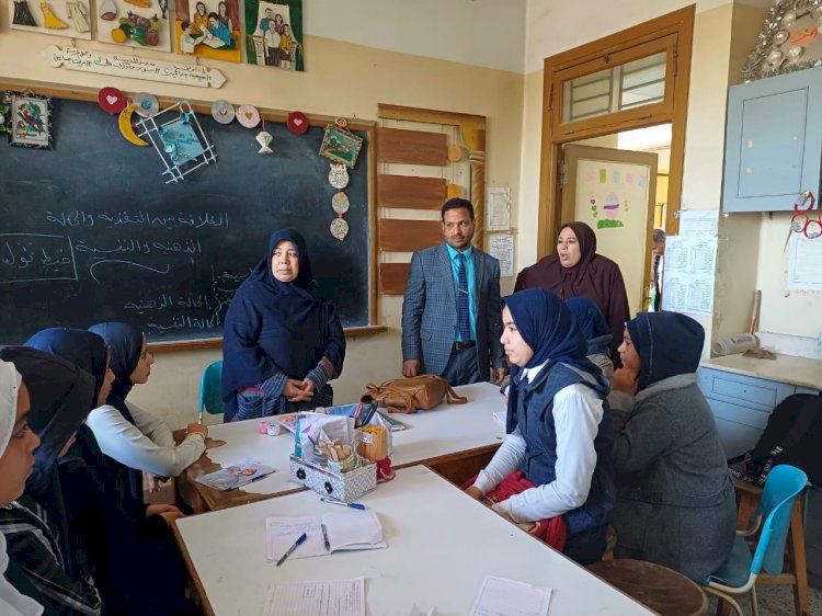 مدير تعليم أبوتشت يفاجئ مدرستي المحطة الابتدائية وعمربن الخطاب الإعدادية