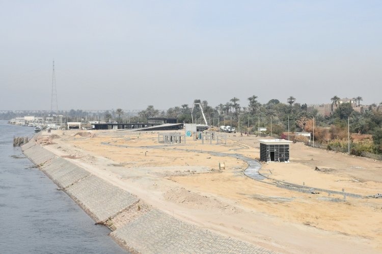 محافظ قنا يتففد سير العمل بمشروع تطوير كورنيش النيل بالمدينة