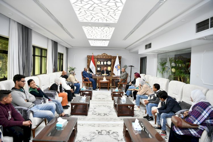 محافظ قنا يكرم الطلاب الفائزين بمسابقات الروبوت والبرمجة الدولية