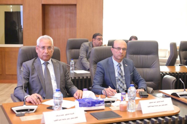 رئيس جامعة المنيا يشهد  اجتماع مجلس الجامعات الأهلية برئاسة وزير التعليم العالي