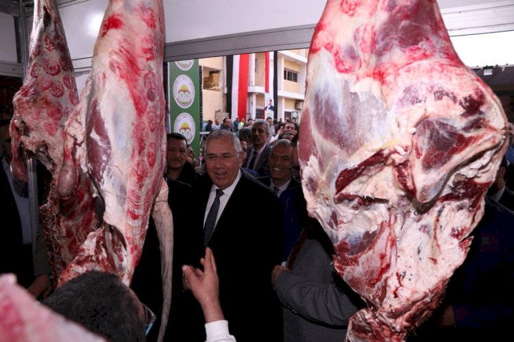 وزير الزراعة ومحافظ الجيزة يفتتحان معرض خير مزارعنا لاهالينا