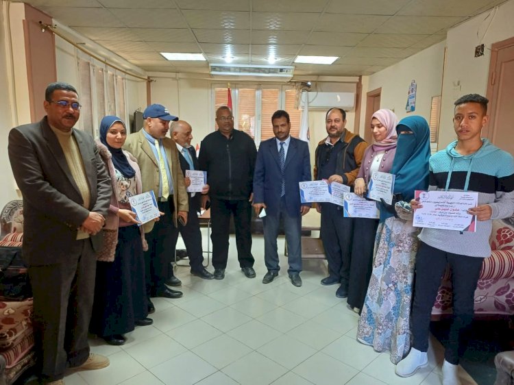 مدير تعليم أبوتشت يكرم للطلاب الفائزين في مسابقة الابداع طموح وبطولة التايكوندو بقنا