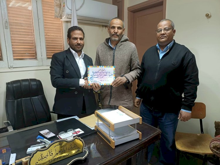 مدير عام التعليم بأبوتشت يكرم رئيس وحدة الإجازات لتفانيه وتميزه في أداء عمله