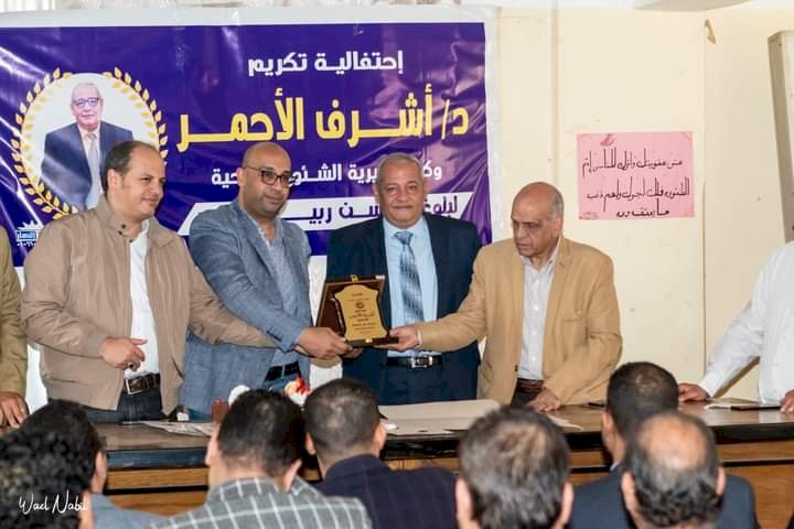 صحة قنا تحتفل بتكريم الدكتور أشرف الأحمر لبلوغه ربيع العمر