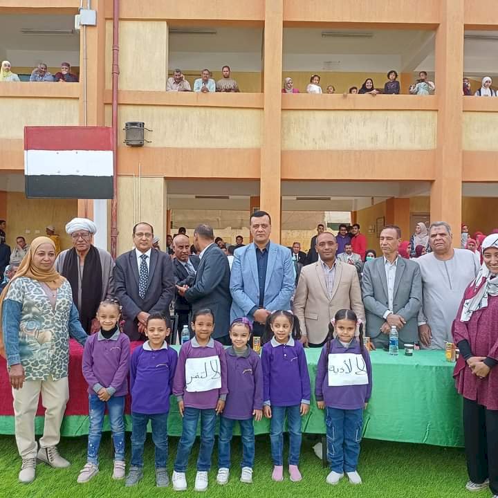 مدير تعليم قنا يفتتح  معرض الأنشطة التربوية بقفط ويكرم مدرسة قفط الثانوية الخامسة جمهوري 