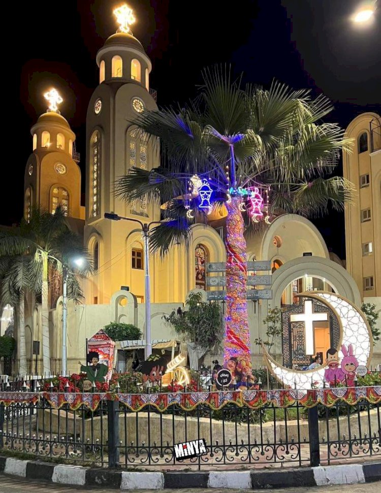 في أشهر ميدان يتعانق الهلال والصليب أمام كنيسة الأمير تادرس بالمنيا