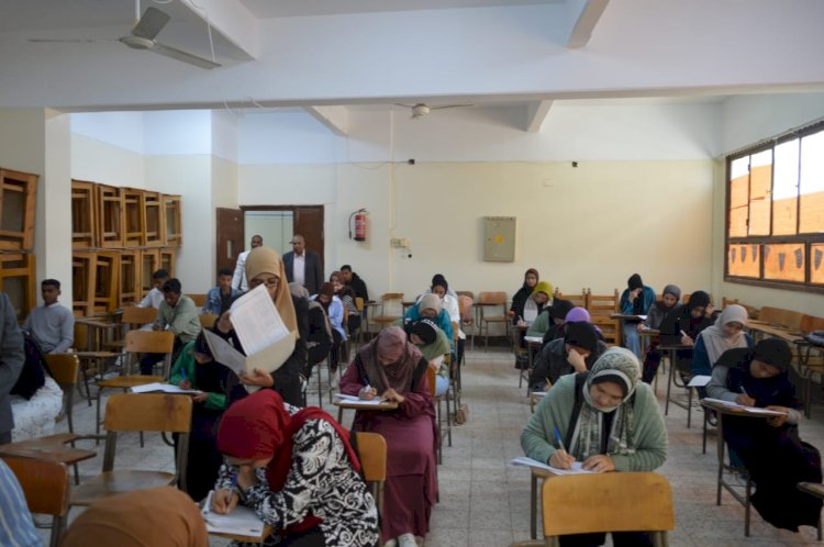 طلاب كلية الحقوق  بجامعة المنيا يؤدون امتحان اللغة التكميلى بكلية الآداب