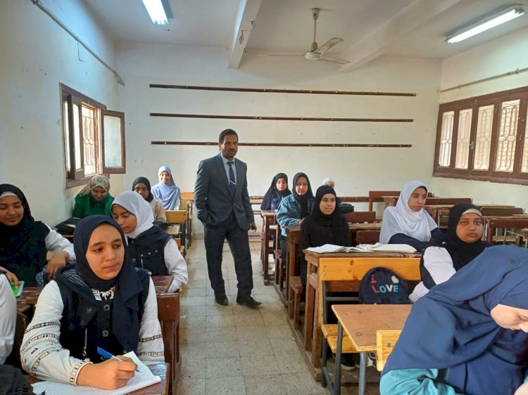 مدير عام التعليم يتابع انتظام الدراسة والانضباط الإداري بمدرسة أبوتشت الثانوية بنات