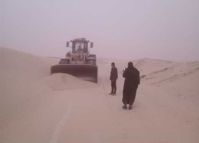 «بسبب الرياح».. الكثبان الرملية تعيق الحركة المرورية بطريق البويطي/ البهنسا