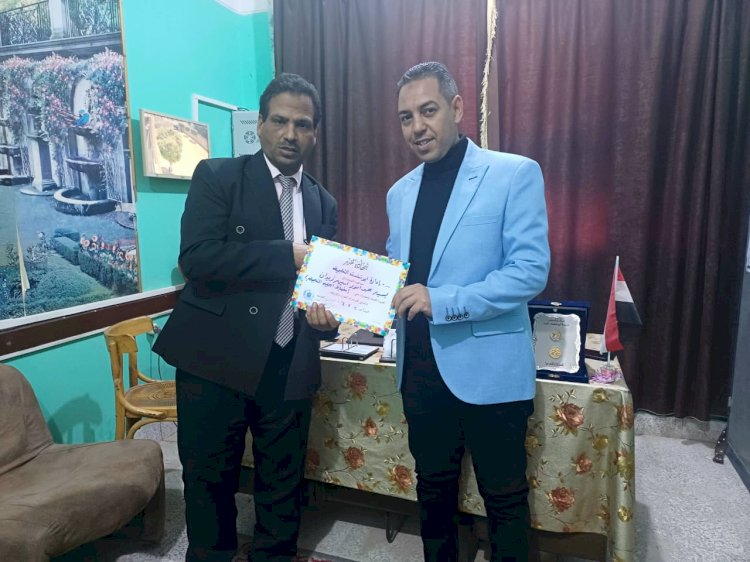 قاصد يفاجئ مدرسة الحرية اللغات ونجع غلاب الإبتدائية ويشيد بانتظام الدراسة