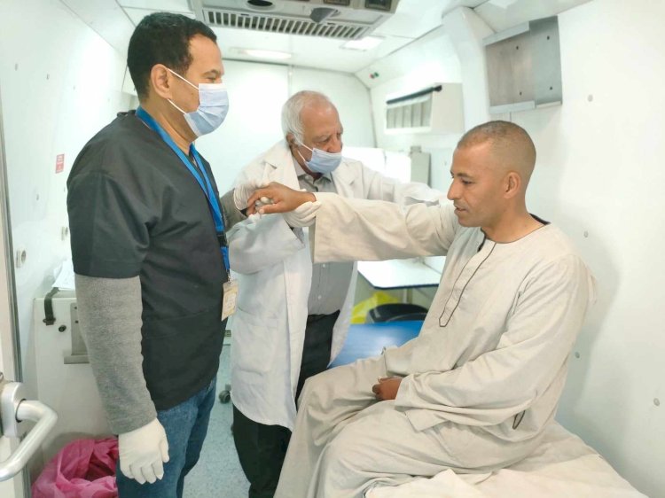 توقيع الكشف على ١٥٧٩ حالة خلال قافلة طبية مجانية بمركز سمالوط بالمنيا