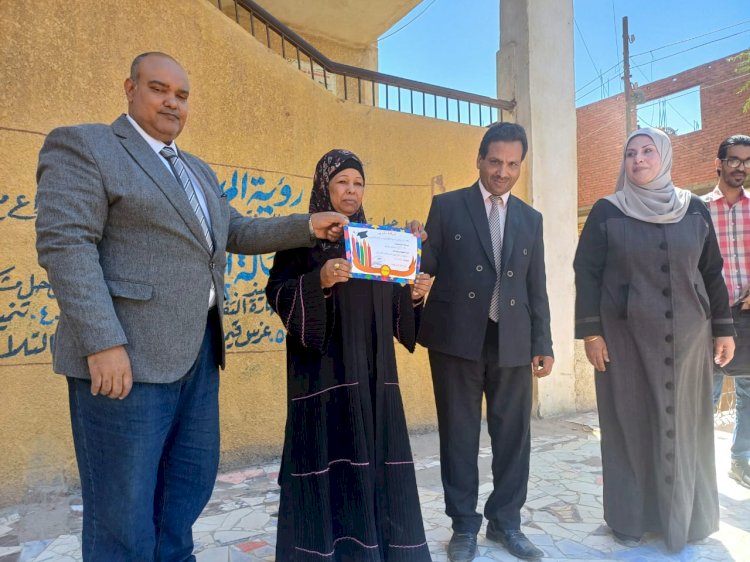 مدير التعليم العام بقنا يشهد فعاليات الاحتفال بعيد الأم ويكرم معلمة بمدارس أبوتشت