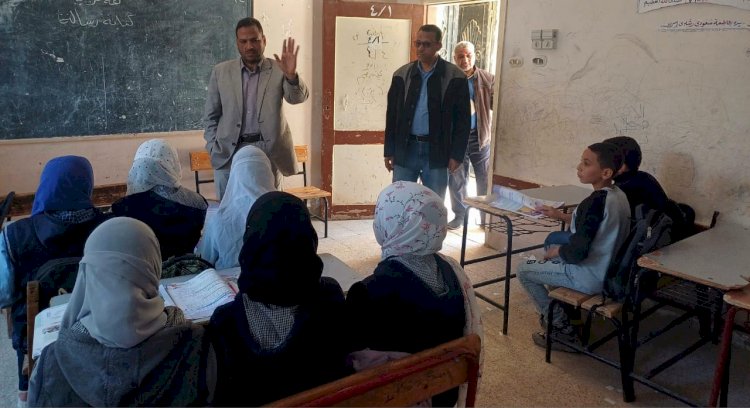 مدير عام تعليم أبوتشت يتابع انتظام الدراسة والانضباط بمدرسة الشهيد محمد اسماعيل قناوي الابتدائية