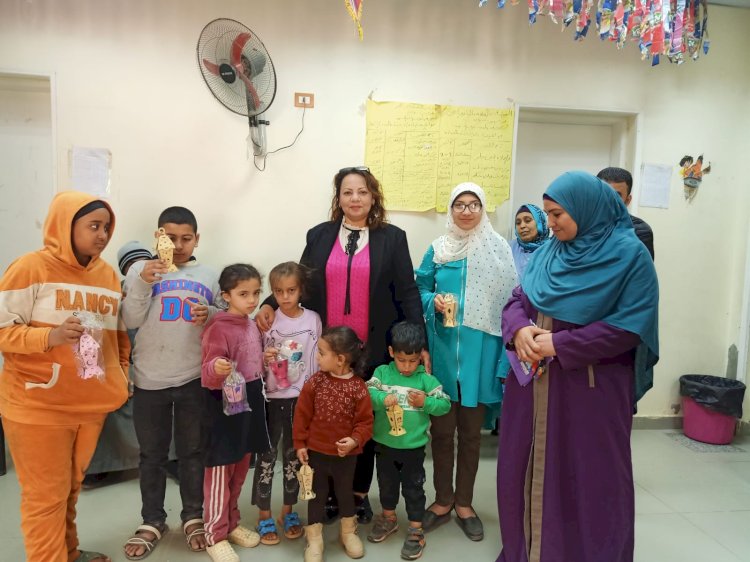 طبيبة الصحة المدرسية القبطية ببني سويف توزع فوانيس رمضان علي زملائها وطلاب الصحة المدرسية