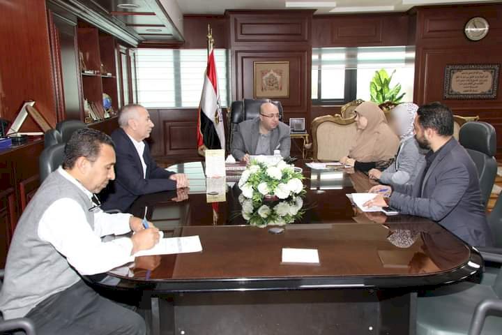 محافظ بني سويف يصرف مساعدة مالية لفتاة من ذوي الهمم للمساهمة في استكمال تجهيزات زفافها